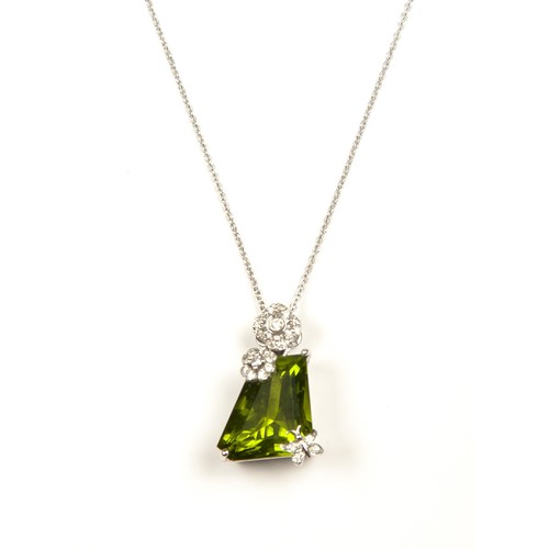 1025 - A PERIDOT PENDANT