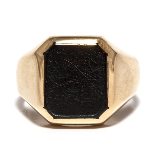 1035 - AN ONYX RING