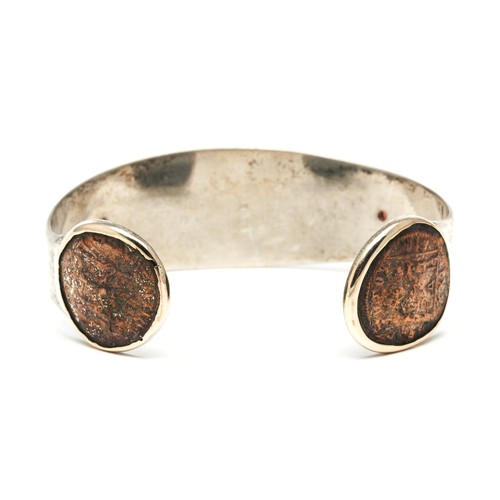 1037 - A GENTLEMAN'S COIN AND GEMSTONE BANGLE