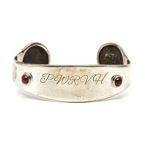 1037 - A GENTLEMAN'S COIN AND GEMSTONE BANGLE