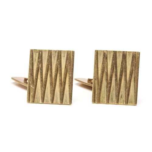 1040 - A PAIR OF GOLD CUFFLINKS