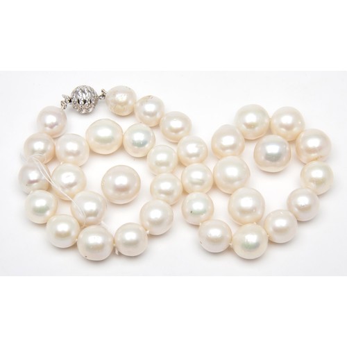 1044 - A STRAND OF PEARLS WITH MAGNETIC CLASP