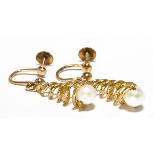 1046 - A PAIR OF PEARL EARRINGS