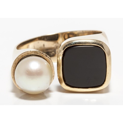 1047 - A PEARL AND ONYX RING, PRISCHL AND KESSEL JEWELLERS, 1980