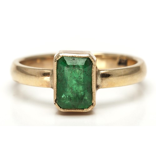 1063 - AN EMERALD RING