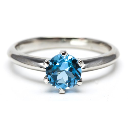 1076 - A BLUE TOPAZ SOLITARE RING