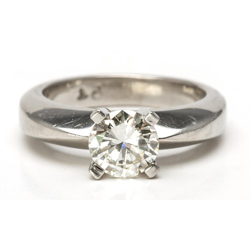 1085 - A DIAMOND SOLITARE RING, 1,00 CARATS