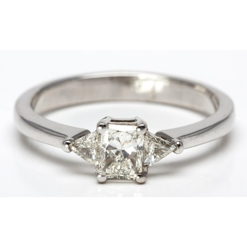 1087 - A DIAMOND TRILOGY RING, 0,46 CARATS