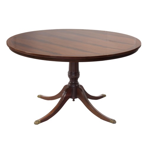 557 - A CIRCULAR MAHOGANY DINING TABLE, MODERN