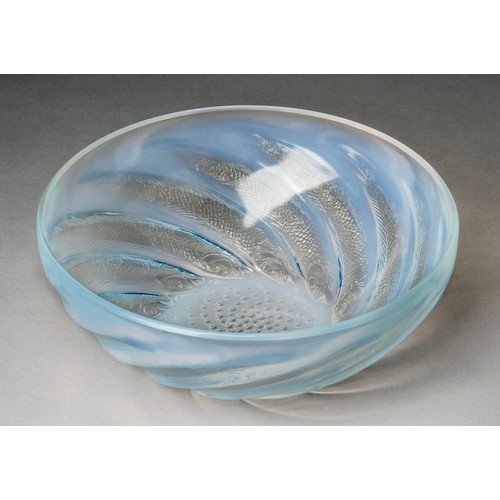 450 - A LALIQUE CLEAR GLASS 'POISSONS' BOWL, 1920s