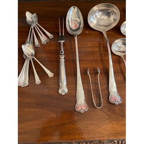 171 - A GEORGE V SILVER SET OF CUTLERY, JOSEPH RODGERS AND SONS, SHEFFIELD, 1930 WITHIN A MAHOGANY CUTLERY... 