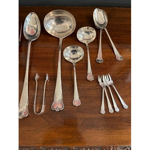 171 - A GEORGE V SILVER SET OF CUTLERY, JOSEPH RODGERS AND SONS, SHEFFIELD, 1930 WITHIN A MAHOGANY CUTLERY... 