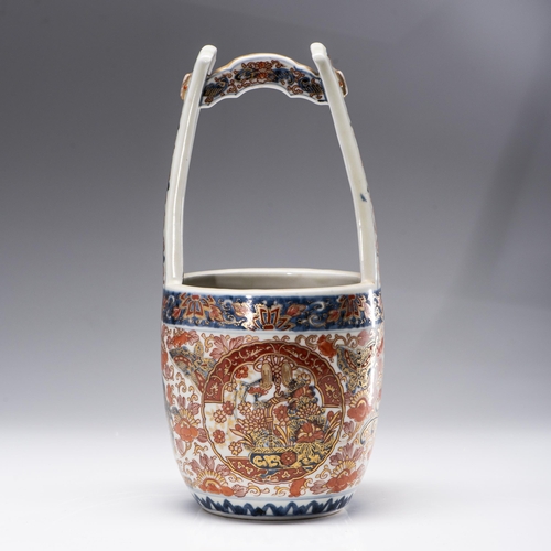 200 - A JAPANESE IMARI BASKET, TAISHO PERIOD, 1912 - 1926