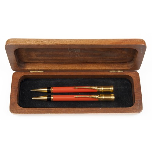 102 - A BOXED SET OF PARKER PEN AND PENCIL SET