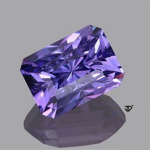 565 - A RADIANT-CUT TANZANITE, 19,96 CARATS