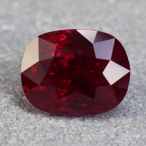 571 - AN OVAL CUT GARNET