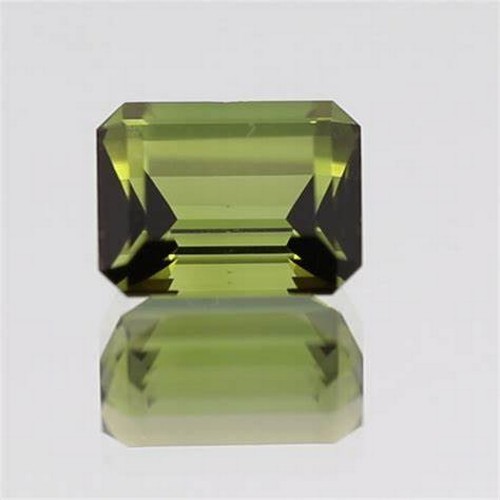 577 - AN EMERALD CUT TOURMALINE