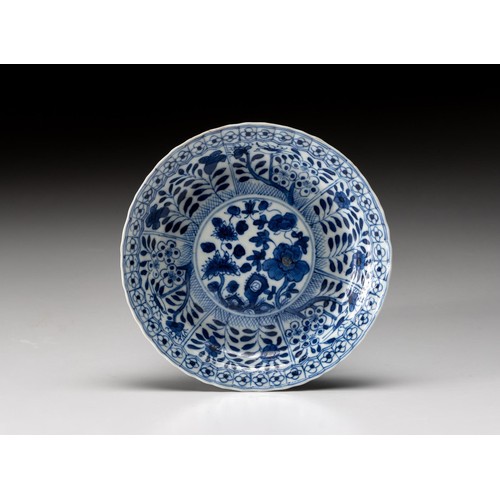 1097 - A CHINESE BLUE AND WHITE SAUCER DISH, QING DYNASTY, KANGXI PERIOD, 1662 - 1722