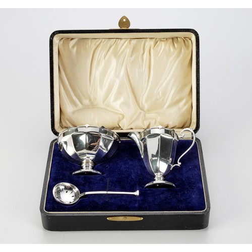 913 - A CASED GEORGE V SILVER CREAM AND SUGAR SET, HENRY CLIFFORD DAVIS, BIRMINGHAM, 1926