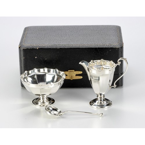 913 - A CASED GEORGE V SILVER CREAM AND SUGAR SET, HENRY CLIFFORD DAVIS, BIRMINGHAM, 1926