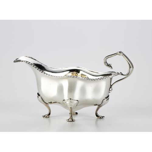 885 - AN EDWARD VII SILVER SAUCE BOAT, WALKER AND HALL, SHEFFIELD, 1905