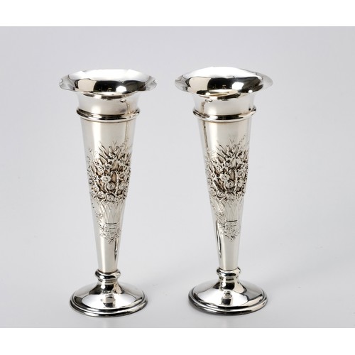 896 - A PAIR OF EDWARD VII SILVER POSY VASES, WILLIAM COMYNS AND SONS, LONDON, 1909