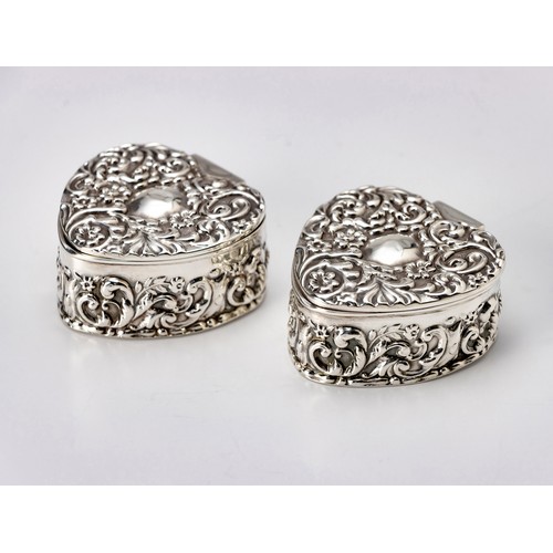 881 - AN EDWARD VII SILVER PAIR OF PILL BOXES, WILLIAM DEVENPORT, BIRMINGHAM, 1903