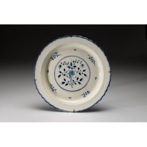 1023 - A FINE STAFFORDSHIRE PEARLWARE BLUE AND WHITE SHELL-EDGE PLATE, LATE 18TH CENTURY