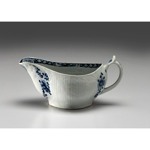 1024 - AN ENGLISH PORCELAIN BLUE AND WHITE SAUCEBOAT, POSSIBLY LOWESTOFT, LATE 18TH CENTURY