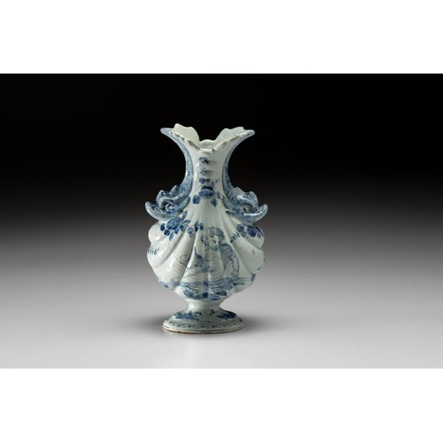 1025 - ULISSE CANTAGALLI (ITALIAN 1839-1901): A BLUE AND WHITE MAJOLICA VASE, LATE 19TH CENTURY