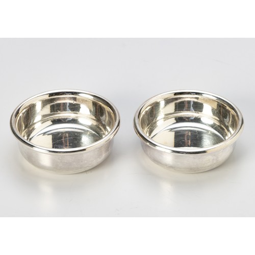 995 - A PAIR OF ELECTROPLATE BOWLS