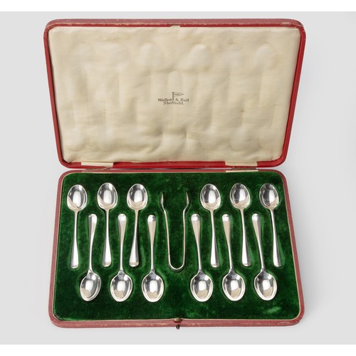 905 - A CASED SET OF TWELVE GEORGE V SILVER OLD ENGLISH PATTERN TEASPOONS AND A PAIR OF SUGAR NIPS, WALKER... 