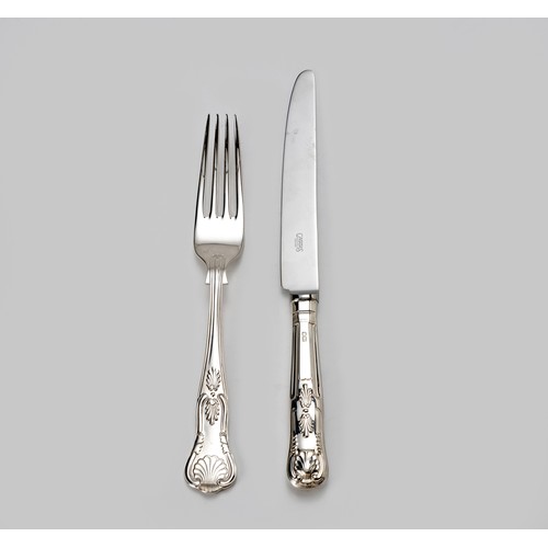 934 - TWELVE ELIZABETH II SILVER QUEEN'S PATTERN TABLE KNIVES AND KING'S PATTERN TABLE FORKS, CARRS OF SHE... 