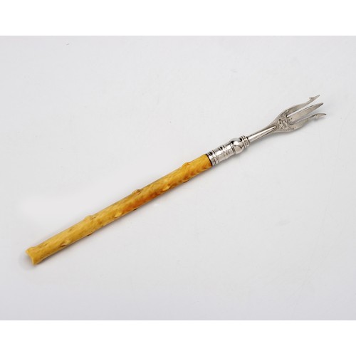 878 - AN EDWARD VII SILVER PICKLE FORK, WILLIAM DEVENPORT, BIRMINGHAM, 1902