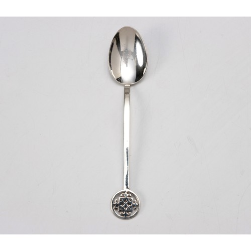 933 - AN ELIZABETH II SILVER CELTIC TEASPOON, ORTAK SILVERCRAFT, EDINBURGH, 1984