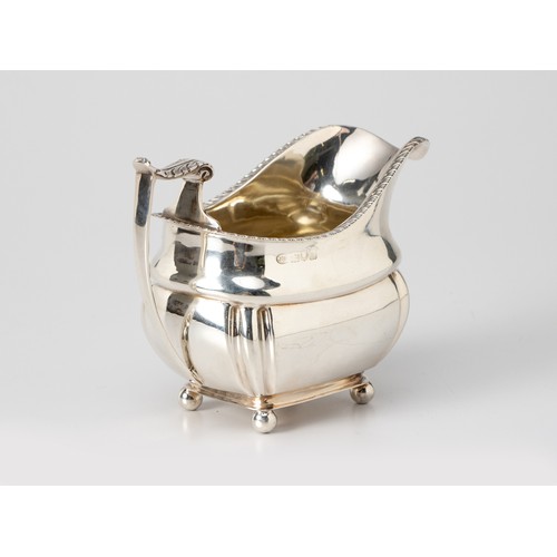 882 - AN EDWARD VII SILVER MILK JUG, JOHN ROUND AND SONS LTD, LONDON, 1903