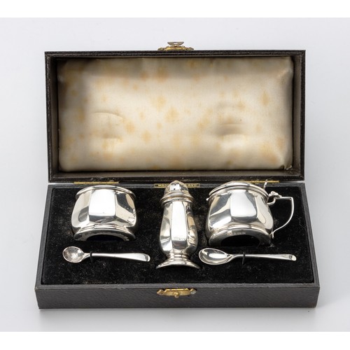 926 - AN ELIZABETH II CASED SILVER CONDIMENT SET, BARKER BROTHERS SILVER LIMITED, BIRMINGHAM, 1959