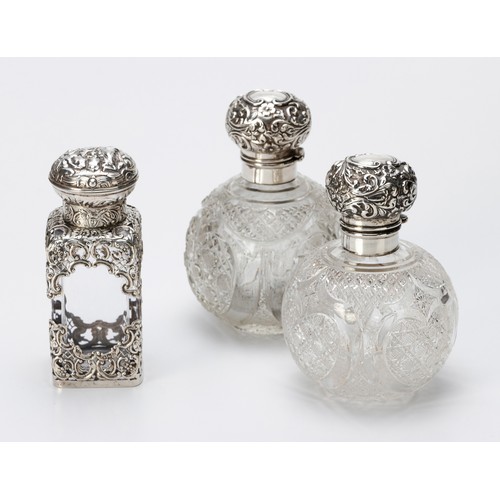 871 - A VICTORIAN SILVER MOUNTED PERFUME BOTTLE, WILLIAM COMYNS AND SONS, LONDON, 1899