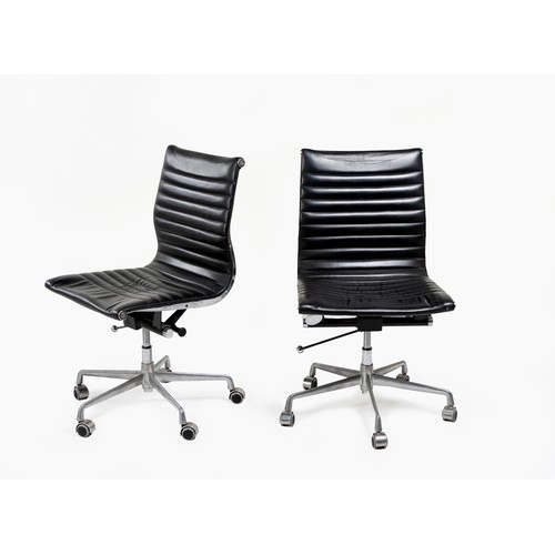 334 - A PAIR OF REPLICA ALUMINIUM EA 117 CHAIRS, DESIGNED IN 1958 BY CHARLES AND RAY EAMES