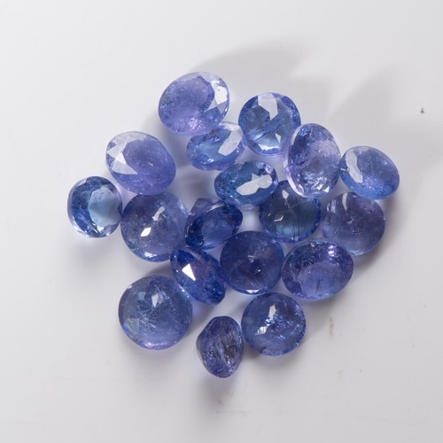 942 - A MELEE OF TANZANITES, 11,40 CARATS