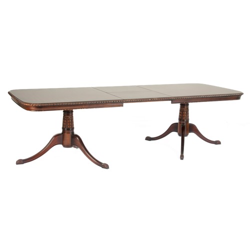 915 - A VICTORIAN STYLE MAHOGANY EXTENDING DINING TABLE