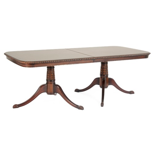 915 - A VICTORIAN STYLE MAHOGANY EXTENDING DINING TABLE