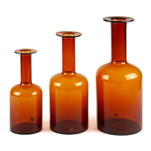 581 - A SET OF THREE OTTO BAUER AMBER GULVASES