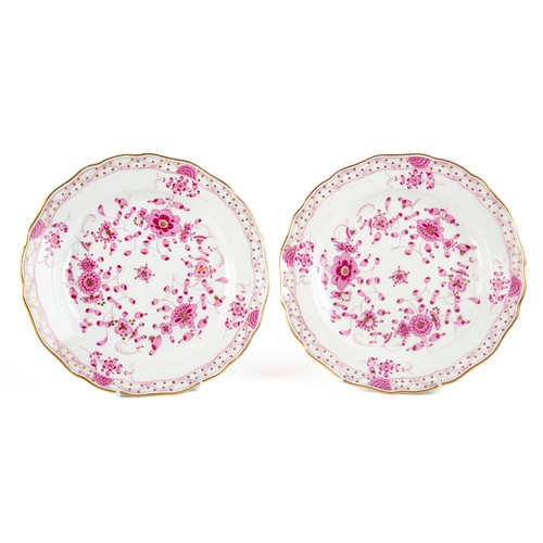 563 - A PAIR OF MEISSEN PINK 'INDIANISCHE' PATTERN PLATES