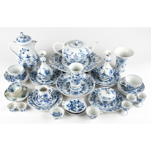 571 - AN ASSORTED COLLECTION OF MEISSEN 'BLUE ONION' PATTERN WARES