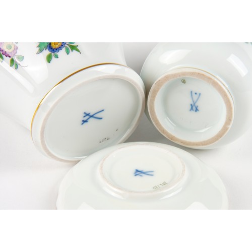 571 - AN ASSORTED COLLECTION OF MEISSEN 'BLUE ONION' PATTERN WARES