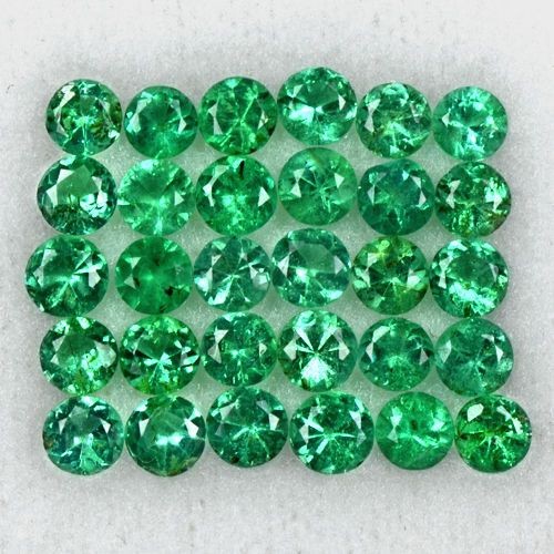 952 - A MELEE OF EMERALDS, 10,63 CARATS