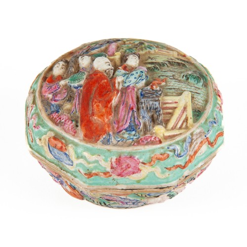 527 - A CHINESE FAMILLE ROSE SEAL PASTE BOX, QING DYNASTY, 19TH CENTURY