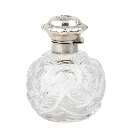 333 - AN EDWARD VII SILVER-MOUNTED MOULDED GLASS PERFUME BOTTLE, WILLIAM COMYNS, LONDON, 1902