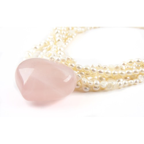 1001 - A ROSE QUARTZ PENDANT ON A STRAND OF PEARLS